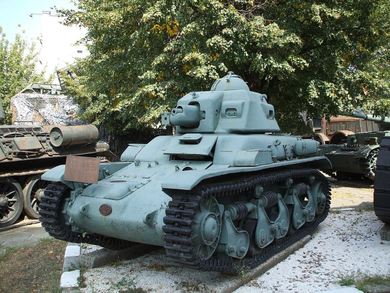 Renault R35, tanc uşor intrat în dotare înaintea celui de-al Doilea Război Mondial; a fost modernizat ca "vânător de care" cu un tun de 45mm, recuperat de la tancuri sovietice capturate. Foto: Mircea87/wikipedia