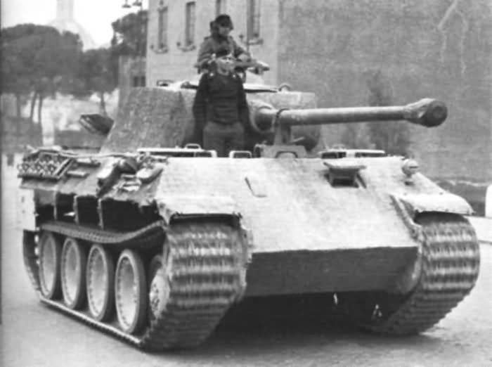 T5 Panther fusese răspunsul Germaniei la tancurile ruseşti T-34, dar în România a ajuns după război, din stocurile Armatei Roşii (capturat). A fost utilizat doar pentru scurt timp. Foto: www.worldwarphotos.info